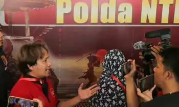 Pedangdut jebolan KDI berinisial AS (kedua kiri)