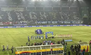 Situasi pertandingan Persib Bandung melawan Madura pada leg pertama final Liga 1 di Stadion Si Jalak Harupat