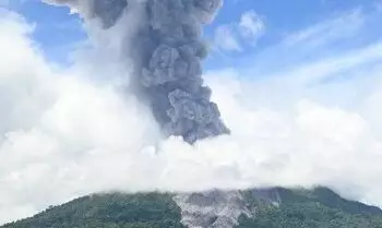 gunung ibu erupsi letusan setinggi 1 500 meter yuVa2crGeg