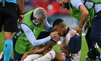 Penyerang Prancis   Kylian Mbappe menerima perawatan medis