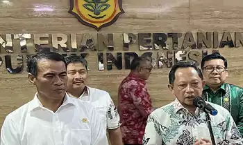 Menteri Pertanian (Mentan) Andi Amran Sulaiman (kiri), Menteri Dalam Negeri (Mendagri) Tito Karnavian (kanan)