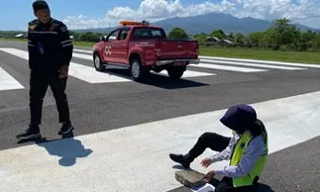 Petugas melakukan aktivitas pengujian abu vulkanik dengan paper test