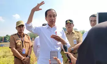 Presiden Joko Widodo memberikan keterangan kepada wartawan di Solo