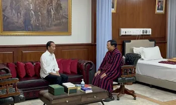 Presiden RI Joko Widodo (kiri) menjenguk Menteri Pertahanan Prabowo Subianto (kanan) di RSPPN Bintaro, Jakarta