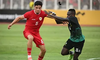 Pesepak bola Tim Nasional Indonesia Ragnar Oratmangoen (kiri)