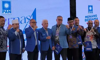 Partai Amanat Nasional (PAN) menyerahkan surat keputusan (SK) rekomendasi dukungan untuk delapan pasangan calon gubernur dan calon wakil gubernur (cagub-cawagub) di Pilkada 2024 di Kantor DPP PAN, Jakarta Selatan, Sabtu, 29 Juni 2024