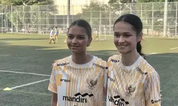 Timnas putri Indonesia Estella Loupatty (kiri) dan Noa Leatomu (kanan)