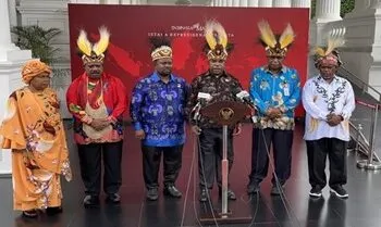 ketua mrp papua tengah sekaligus koordinator mrp se papua agustinus anggaibak usai menemui presiden jokowi di istana kepreside 2 169