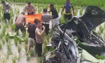 Personel polisi bersama masyarakat melakukan evakuasi di Desa Sumberejo, Kecamatan Merbau, Kabupaten Deli Serdang