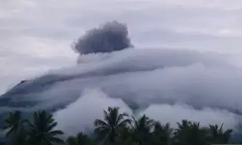 Gunung Ibu di Pulau Halmahera, Maluku Utara