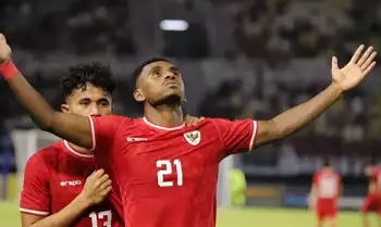 Pemain Timnas Indonesia U-19 Iqbal Gwijangge (kanan)