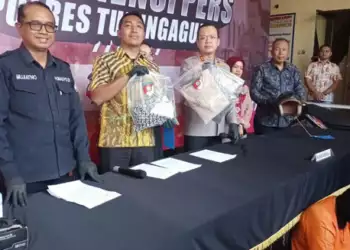 Kapolres Tulungagung, AKBP Muhammad Taat Resdi (tiga kiri)