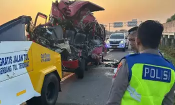 Mobil bekas kecelakaan diderek oleh petugas di KM 498+800 jalur B Boyolali, Jawa Tengah