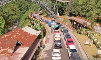 Arus kendaraan cukup padat saat akses jalan nasional di Lembah Anai kembali dibuka pada Minggu