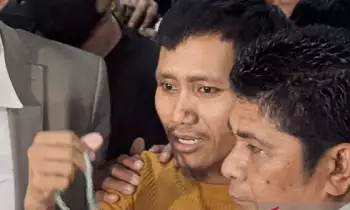 Pegi Setiawan saat keluar dari Gedung Direktorat Tahanan dan Barang Bukti (Dittahti) Polda Jabar, Kota Bandung