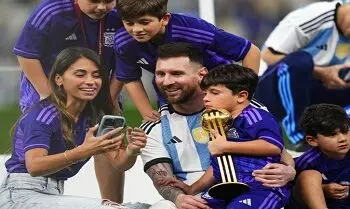 lionel messi dari argentina merayakan bersama keluarganya setelah 221219023119 722