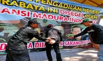 massa menyegel pn surabaya dengan banner saat aksi unjuk rasa kekecewaan vonis bebas gregorius ronald tannur