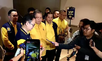 Ketua Umum DPP Partai Golkar Airlangga Hartarto (tiga kanan)