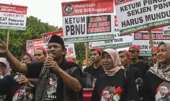 Koordinator Aliansi Santri Gus Dur Menggugat Muhammad Solihin (kiri) menyampaikan aspirasi dalam unjuk rasa di depan Gedung PBNU