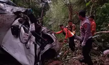 Petugas mengevakuasi mobil yang mengalami kecelakaan di jalan penghubungan antara Wonosobo-Batang di Kecamatan Bawang, Kabupatem Batang,