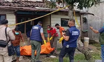 Petugas Polres Cianjur, Jawa Barat, membawa jasad korban perempuan yang membusuk di dalam rumah di Desa Peteuy Condong, Kecamatan Cibeber ke RSUD Cianjur guna visum