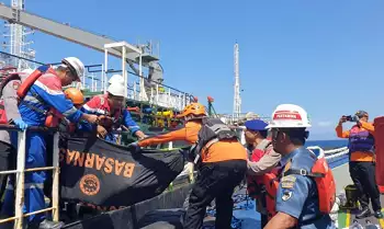 Tim gabungan mengevakuasi para korban kebakaran Kapal Tangker Elisabeth di Gili Topekong, Kabupaten Karangasem, Bali, Rabu (7/8/2024)