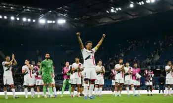 Pemain bertahan Paris Saint-Germain Marquinhos (tengah) merayakan kemenangan pembuka di Liga Prancis di stadion Stade Oceane usai menang 4-1 melawan Le Havre.