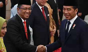 Presiden Joko Widodo (kanan) berjabat tangan dengan Menkumham Supratman Andi Agtas (kedua kiri)