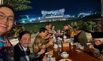 Menteri Keuangan Sri Mulyani melakukan swafoto dengan latar Presiden Joko Widodo dan Wapres Ma’ruf Amin menikmati santap malam bersama para Menteri Kabinet Indonesia Maju di Ibu Kota Nusantara, Minggu malam.