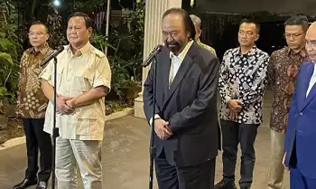 Ketua Umum Partai Nasdem Surya Paloh (kanan) memberi keterangan kepada pers usai menyambangi kediaman Ketua Umum Partai Gerindra Prabowo Subianto (kiri) di Jalan Kertanegara, Jakarta, Kamis (15/8/2024)