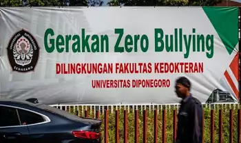 Seorang petugas keamanan berjalan di samping spanduk kampanye Gerakan Zero Bullying yang terpasang di lingkungan Fakultas Kedokteran Universitas Diponegoro (UNDIP)