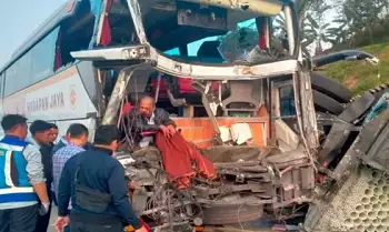 Anggota Polres Batang bersama instansi terkait sedang melakukan proses evakuasi bus Harapan Jaya yang mengalami kecelakaan di Tol Batang KM. 437 jalur A, di Batang, Sabtu (14/9/2024)