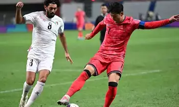 Pemain Korea Selatan Son Heung-min (kanan) berebut bola dengan Attaa Jaber (kiri) Pemain Palestina