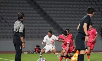 Pemain timnas Indonesia U-20 Muhammad Buffon berusaha menguasai bola pada pertandingan Seoul Earth on Us Cup 2024, di Stadion Mokdong, Korea Selatan, Minnggu (1/9/2024).