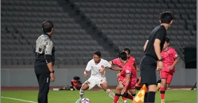 Pemain timnas Indonesia U-20 Muhammad Buffon berusaha menguasai bola pada pertandingan Seoul Earth on Us Cup 2024, di Stadion Mokdong, Korea Selatan, Minnggu (1/9/2024).