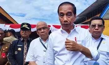 Presiden Joko Widodo (Jokowi) memberikan keterangan pers usai meninjau Gudang Bulog Kabupaten Paser, Kalimantan Timur, Kamis (26/9/2024)