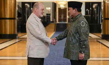 Raja Malaysia Yang di-Pertuan Agong Sultan Ibrahim (kiri) menerima kunjungan Menteri Pertahanan Prabowo Subianto di Istana Negara, Kuala Lumpur