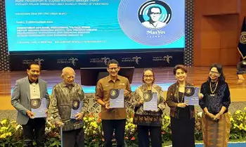 Menteri Pariwisata dan Ekonomi Kreatif Sandiaga Salahuddin Uno (tiga kiri) berfoto bersama para tokoh pada acara peluncuran buku 