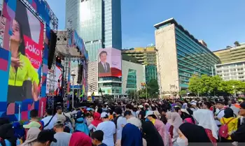 Ribuan warga Jakarta memadati Bundaran Hotel Indonesia (HI), Jakarta Pusat, Minggu (20/10/2024) menjelang pelantikan presiden dan wakil presiden terpilih Prabowo Subianto dan Gibran Rakabuming Raka di Gedung Parlemen, Jakarta.