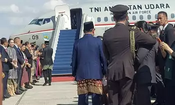 Suasana saat pegawai Istana Kepresidenan melepas Presiden Ke-7 Joko Widodo pulang ke Solo, Jawa Tengah, di Lanud Halim Perdanakusuma, Jakarta, Minggu (20/10/2024