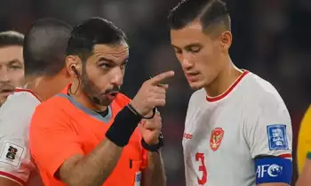 Wasit asal Qatar, Salman Ahmad Falahi (kiri), berbicara dengan kapten Timnas Indonesia Jay Idzes (kanan)