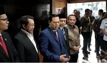 Ketua DPD RI Sultan Bachtiar Najamudin (tiga kiri) jumpa pers selepas bertemu Menhan Prabowo Subianto di Kantor Kementerian Pertahanan RI, Jakarta, Kamis (3/10/2024)