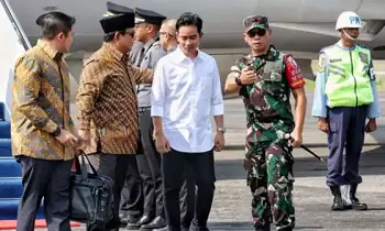 Prabowo Subianto bersama dengan Gibran di Bandara Adi Soemarmo Solo, Jawa Tengah, Minggu (13/10/2024)