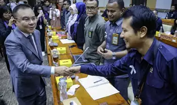 Wakil Ketua DPR Sufmi Dasco Ahmad (kiri) berjabat tangan dengan perwakilan Koordinator Solidaritas Hakim Indonesia Rangga Lukita Desnata (kanan)