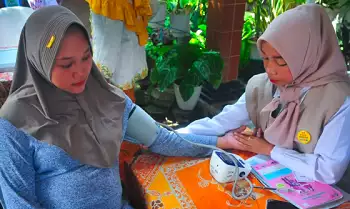 Petugas kesehatan memeriksa kesehatan ibu hamil di Pos Pelayanan Terpadu (Posyandu)