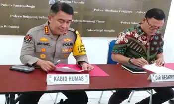 Kabid Humas Polda Sulut Kombes Pol Michael Irwan Thamsil (kiri) dan Dirreskrimum Kombes Pol Army Siahaan