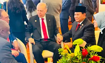 Presiden RI Prabowo Subianto (dua kanan) dan Presiden Turki Recep Tayyip Erdogan (tiga kanan) duduk berdampingan sambil berpegang tangan di Konferensi Tingkat Tinggi (KTT) G20, di Museum of Modern Art, Rio de Janeiro, Brasil