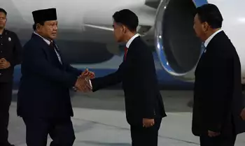 Presiden RI Prabowo Subianto bersalaman dengan Wakil Presiden Gibran Rakabuming Raka di Lanud Halim Perdanakusuma, Jakarta, Minggu (24/11/2024)