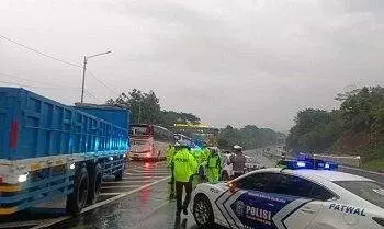 kepolisian lanjutkan olah tempat kejadian perkara di km 92 ruas tol cipularang 169