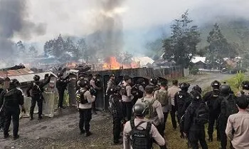 penampakan rumah warga dibakar massa saat ricuh pilkada di puncak jaya papua tengah dokumen istimewa 169